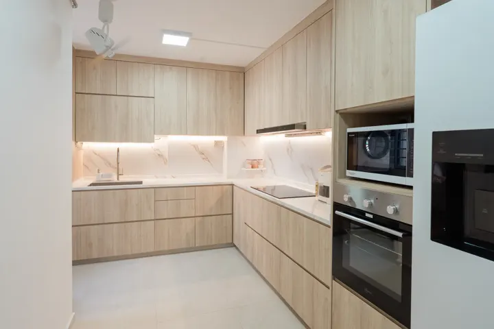 Oak laminate kitchen by The Masterplan Studio