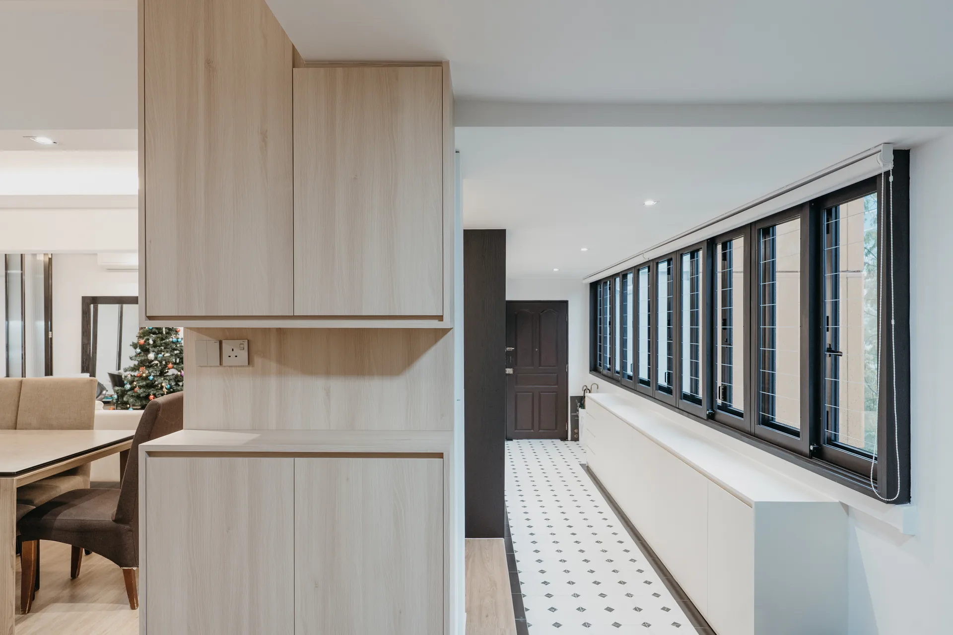 Dining area with window bench in an Ang Mo Kio flat