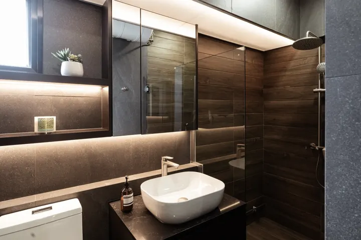 Bathroom with wood-look wall tiles by The Masterplan Studio
