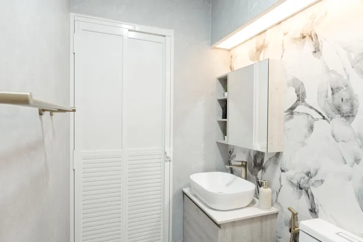 Bathroom with floral marble feature wall by The Masterplan Studio